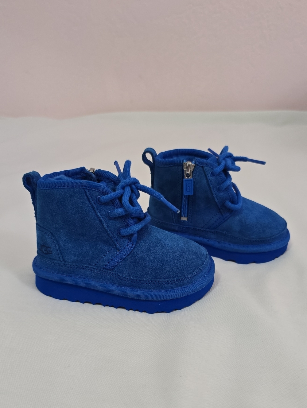 Ugg Toddler Shoes Size: 6